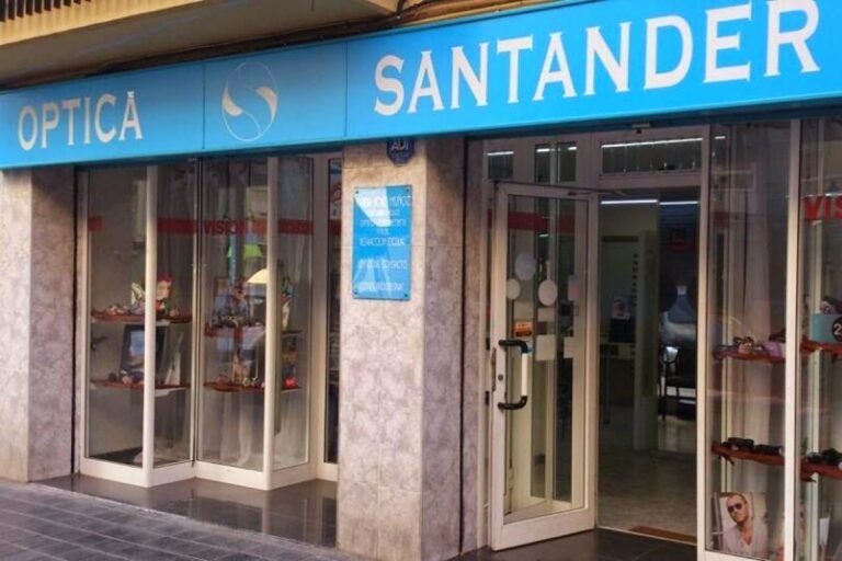 Fachada de Óptica Santander, en Valencia